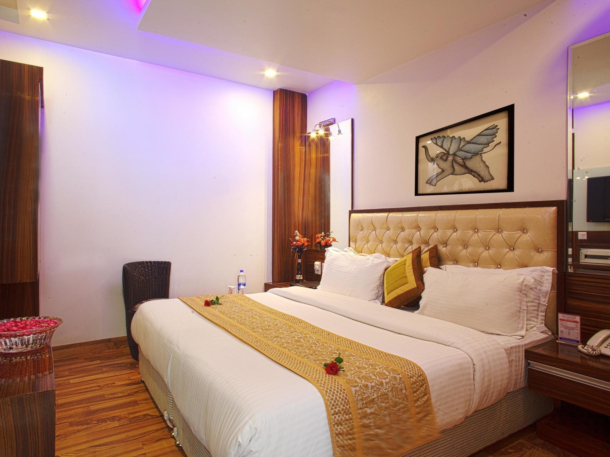 Hotel Delhi 55 -City Center Ню Делхи Екстериор снимка