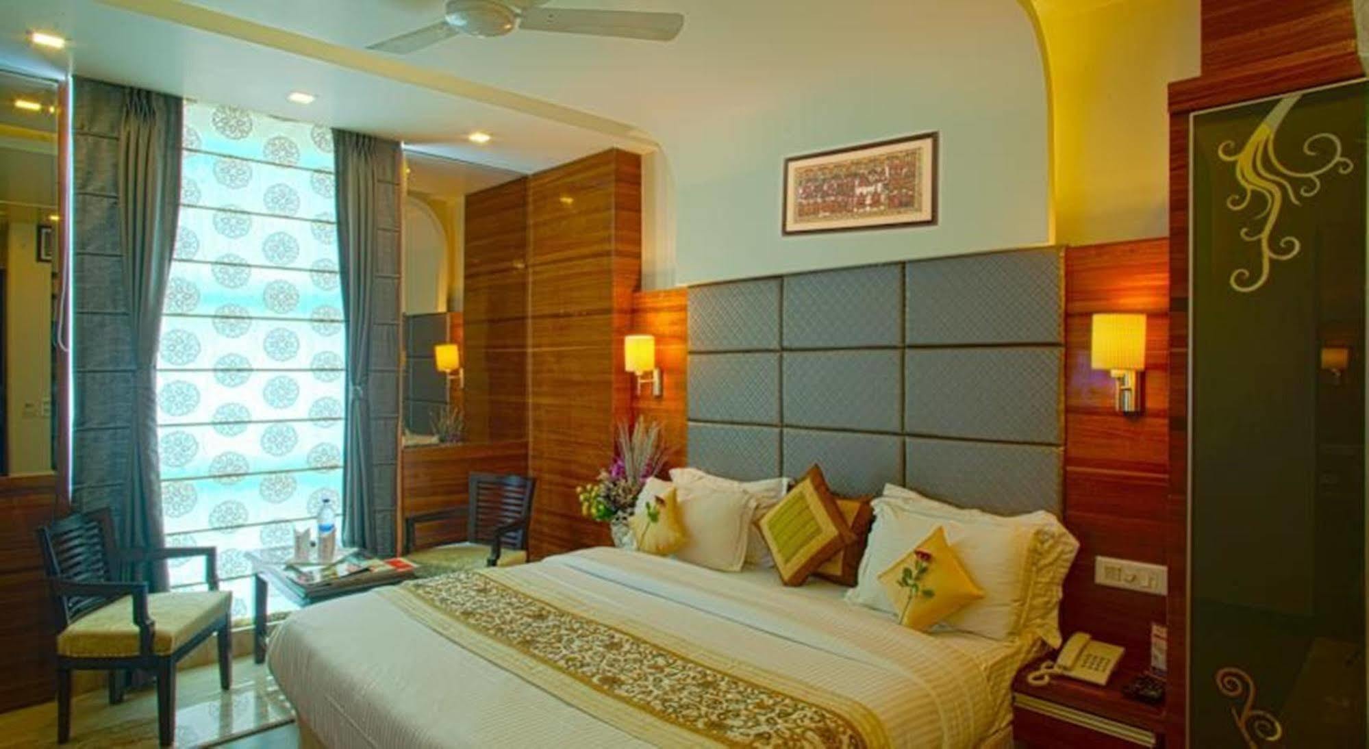 Hotel Delhi 55 -City Center Ню Делхи Екстериор снимка