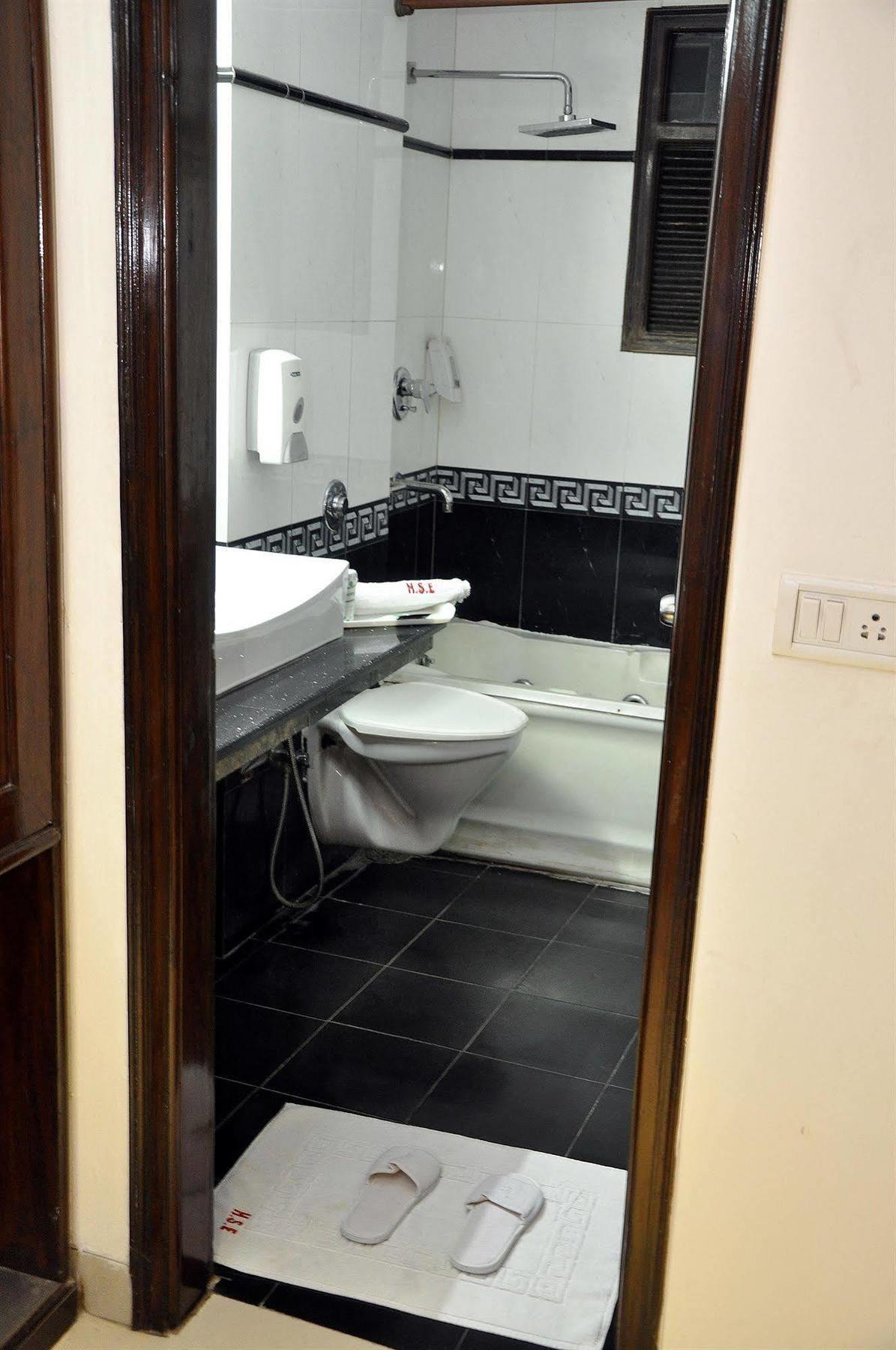 Hotel Delhi 55 -City Center Ню Делхи Екстериор снимка