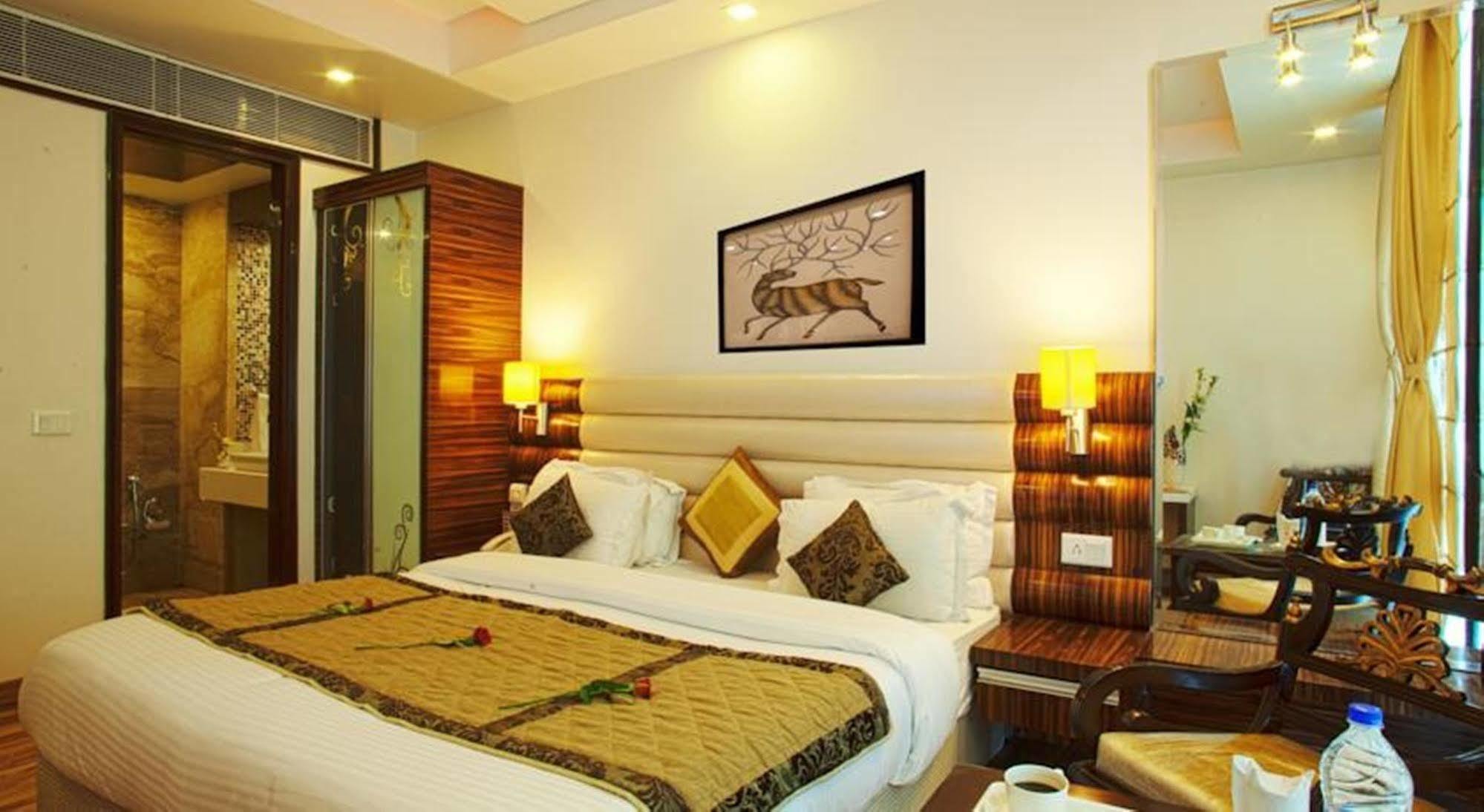 Hotel Delhi 55 -City Center Ню Делхи Екстериор снимка